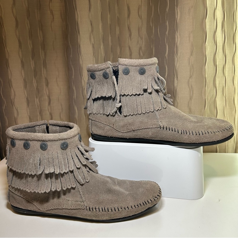 Minnetonka Double Fringe Women’s 9.5 Side Zip Boot Moccasin Taupe Suede 691T - Picture 6 of 16